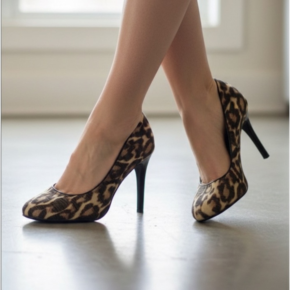 BANDOLINO  Leopard Print High Heels. Size 8.5